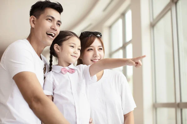 Familia Feliz Mirando Por Ventana — Foto de Stock