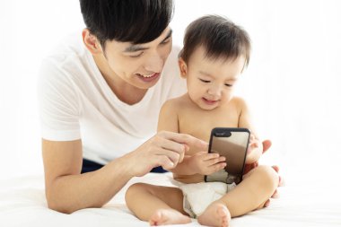 Baba ve bebek çocuk cep telefonu izlemek
