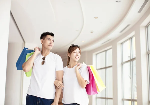 Pareja Joven Con Bolsas Compras Caminando Centro Comercial — Foto de Stock