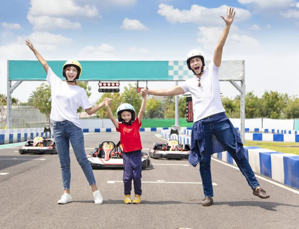 Heureux Famille Debout Sur Piste Course Karting Aller — Photo