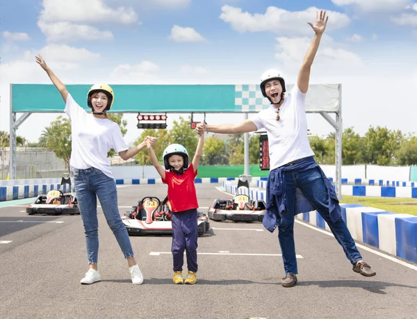 Felice Famiglia Piedi Sulla Pista Kart — Foto Stock