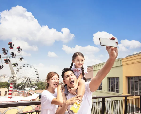 Keluarga Bahagia Mengambil Foto Selfie Taman — Stok Foto