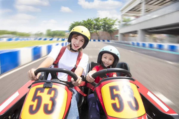Madre Hija Conduciendo Kart Pista —  Fotos de Stock