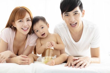 mutlu genç baba ve anne ile bebek 