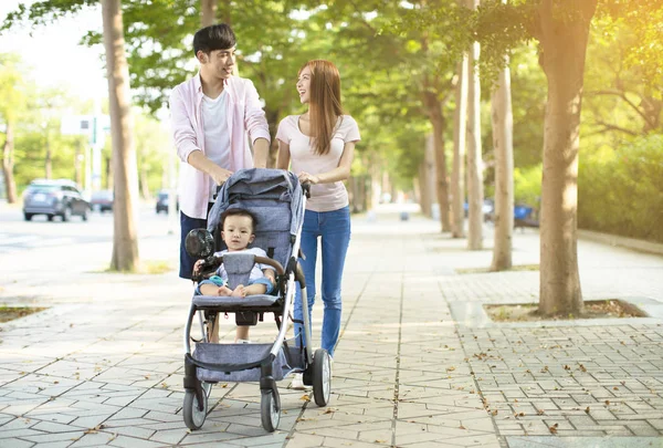 Keluarga Bahagia Dengan Kereta Bayi Berjalan Taman — Stok Foto