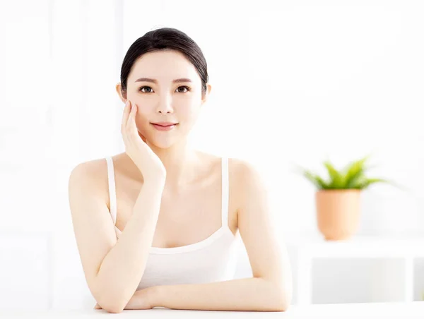 Schöne Junge Frau Mit Sauberer Perfekter Haut — Stockfoto