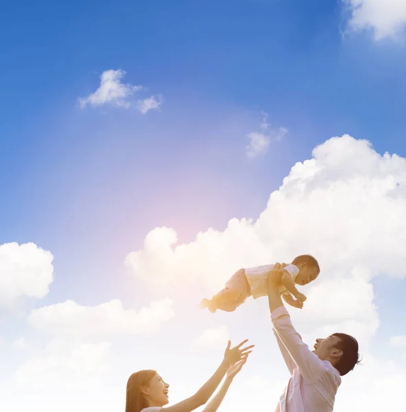 Glückliche Eltern Spielen Mit Kleinen Jungen — Stockfoto