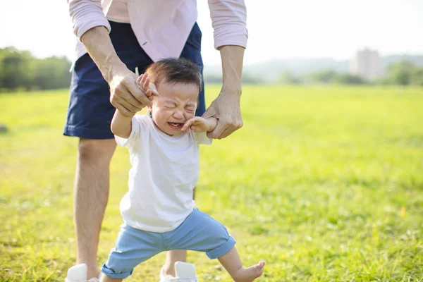 Ağlayan Bebeğin Parkta Ile Genç Baba — Stok fotoğraf