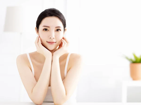 Ung Asiatisk Kvinna Med Ren Perfekt Hud — Stockfoto