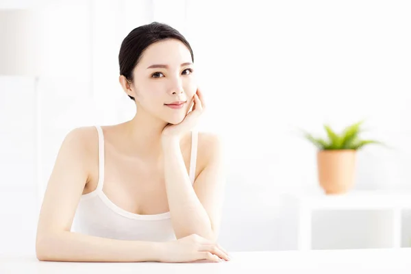 Ung Asiatisk Kvinna Med Ren Perfekt Hud — Stockfoto
