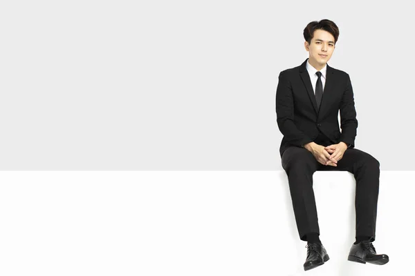 Jovem Homem Negócios Sentado Painel Branco — Fotografia de Stock