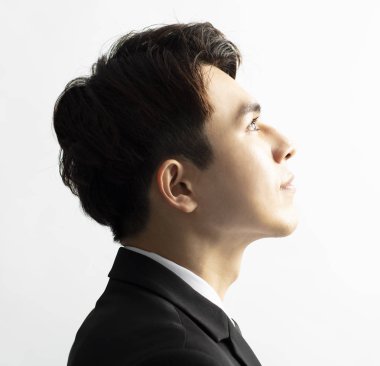 Genç yakışıklı adam yüz yan görünüm