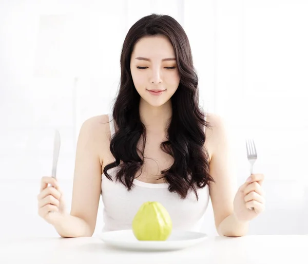 Jovem Mulher Comendo Frutas Goiaba Verde — Fotografia de Stock
