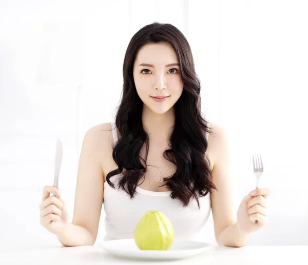 Jovem Mulher Comendo Frutas Goiaba Verde — Fotografia de Stock