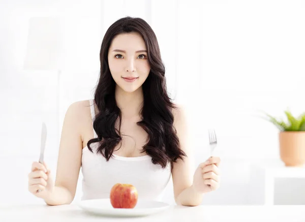 Junge Frau Isst Apfelfrüchte — Stockfoto