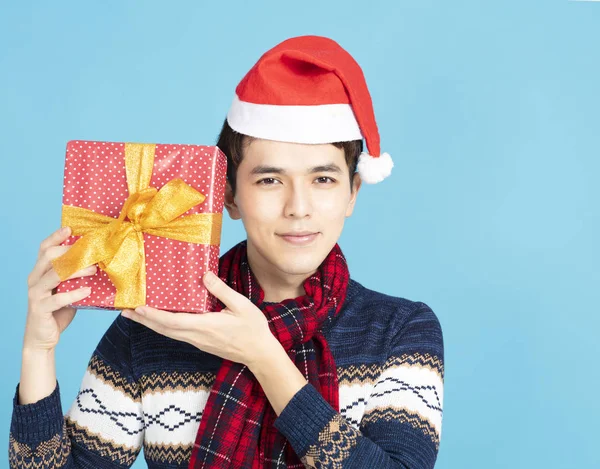 Sorrindo Jovem Homem Mostrando Presente Natal — Fotografia de Stock