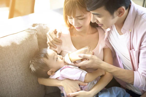 Lycklig Far Och Mor Utfodring Baby Från Flaska — Stockfoto