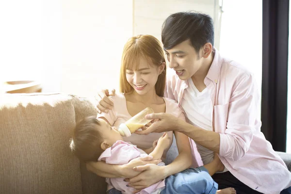 Bahagia Ayah Dan Ibu Makan Bayi Dari Botol — Stok Foto