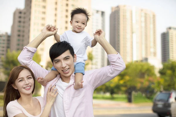 Giovane Famiglia Con Bambino Divertirsi Nel Parco Della Città — Foto Stock