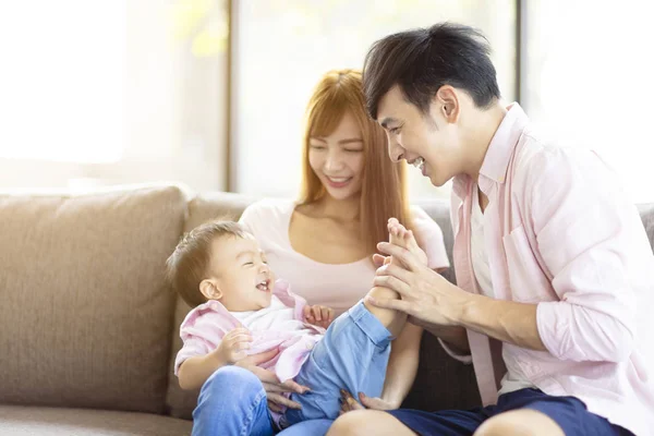 Gelukkig Gezin Vader Moeder Spelen Met Baby Thuis — Stockfoto