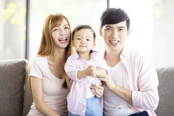幸福的家庭母亲和父亲与婴儿在家 — 图库照片