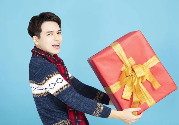 Gelukkig Jonge Man Houden Doos Van Gift Van Kerstmis — Stockfoto