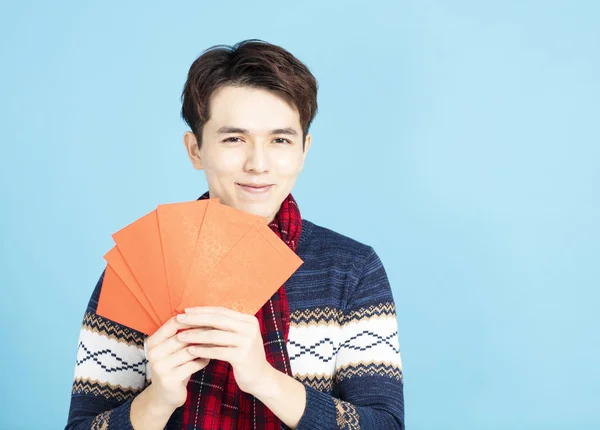 Sorrindo Asiático Homem Mostrando Vermelho Envelope — Fotografia de Stock