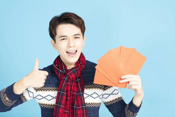 Sorrindo Asiático Homem Mostrando Vermelho Envelope — Fotografia de Stock
