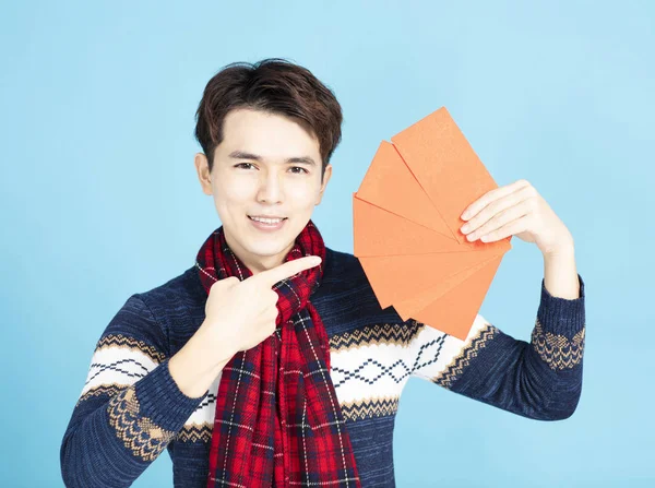 Sorrindo Asiático Homem Mostrando Vermelho Envelope — Fotografia de Stock