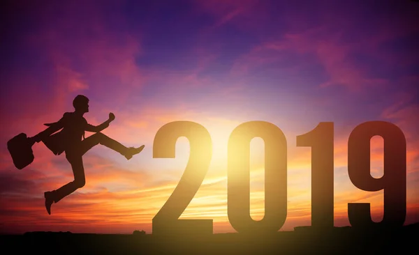 Genç Adamı 2019 Yeni Yıl Için Atlama Silüeti — Stok fotoğraf