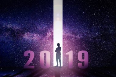 2019 yeni yıl konseptiyle ayakta başarı iş adamı