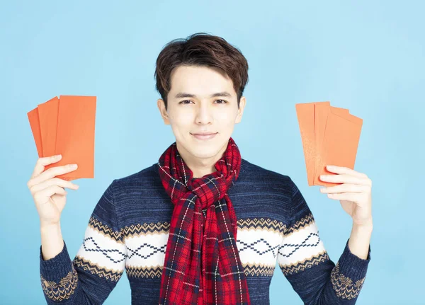 Sorrindo Asiático Homem Mostrando Vermelho Envelope — Fotografia de Stock