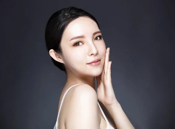 Mujer Joven Con Maquillaje Natural Piel Limpia — Foto de Stock