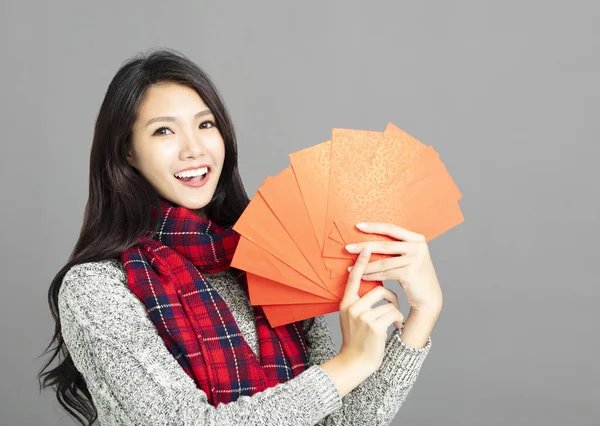Ασιατικές γυναίκα δείχνει κόκκινο φάκελοι για το κινέζικο νέο έτος — Φωτογραφία Αρχείου