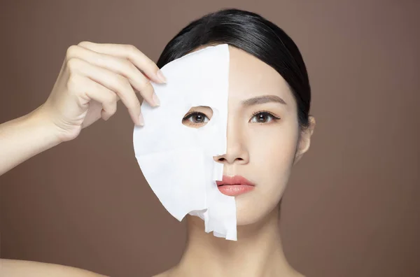 Closeup young beauty face and facial mask — Stock Photo, Image