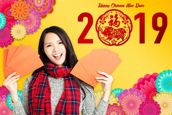 Asiático mujer mostrando rojo sobres para chino nuevo año . —  Fotos de Stock