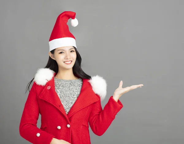 Vackert leende kvinnlig modell bära santa hatt — Stockfoto