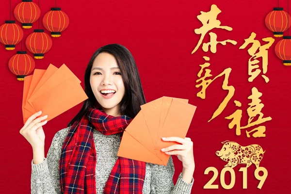 Mulher asiática mostrando envelopes vermelhos para o ano novo chinês . — Fotografia de Stock