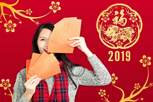 Mulher asiática mostrando envelopes vermelhos para o ano novo chinês . — Fotografia de Stock