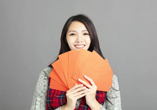 Ασιατικές Γυναίκα Δείχνει Κόκκινο Φάκελοι Για Κινέζικο Νέο Έτος — Φωτογραφία Αρχείου