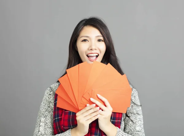 Asiatique Femme Montrant Rouge Enveloppes Pour Chinois Nouvelle Année — Photo