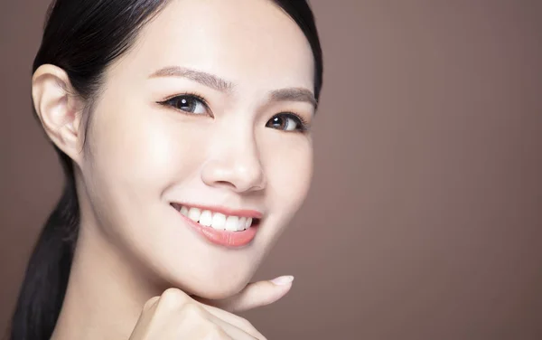 Joven Mujer Sonriente Con Maquillaje Natural — Foto de Stock