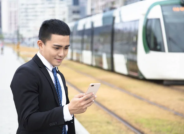 Hombre Negocios Con Teléfono Inteligente Estación Tren — Foto de Stock