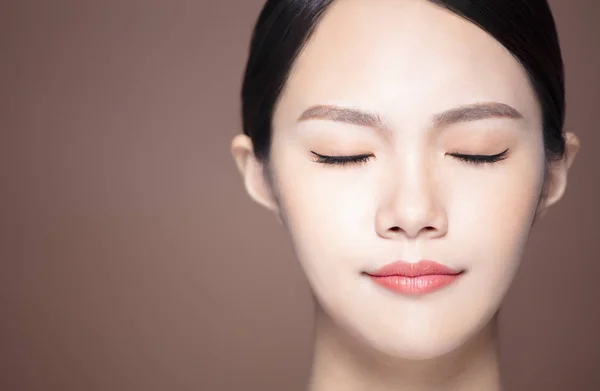 Jonge Vrouw Met Natuurlijke Make Schone Huid — Stockfoto