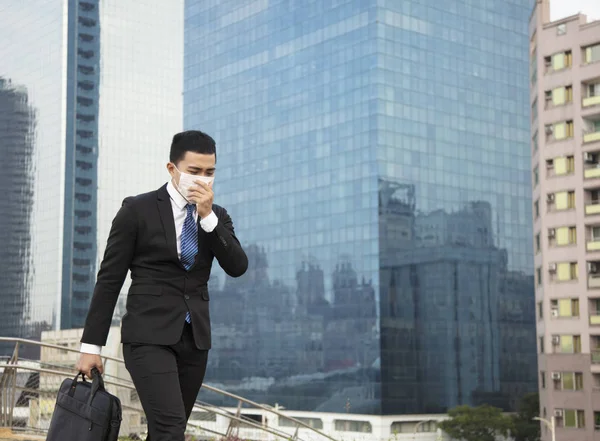 Smog City Business Man Walking Ulicy — Zdjęcie stockowe