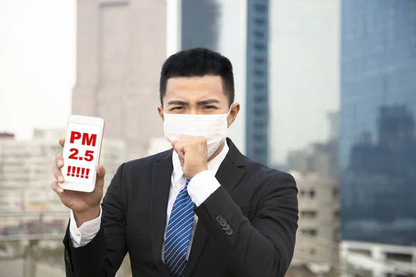 Smog Der Stadt Mann Zeigt Promille Alarm Handy — Stockfoto