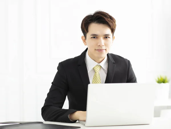 Joven Hombre Negocios Que Trabaja Con Ordenador Portátil Oficina — Foto de Stock