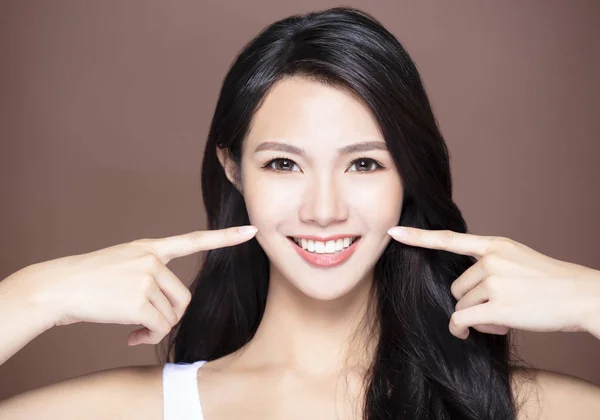 Улыбающаяся Молодая Азиатка Показывающая Зубы — стоковое фото