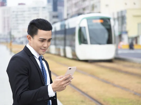 Hombre Negocios Con Teléfono Inteligente Estación Tren — Foto de Stock