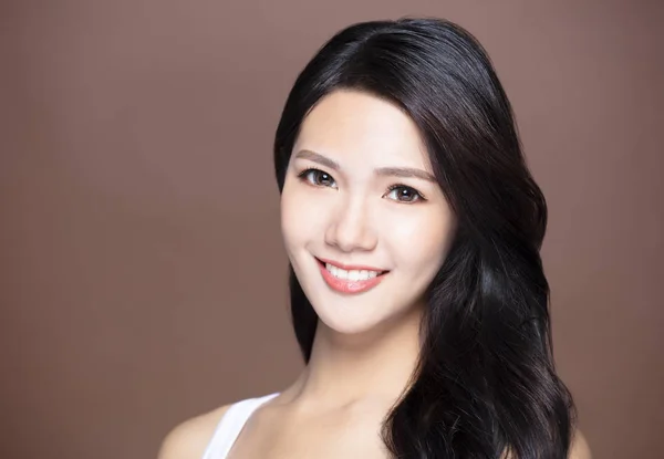 Smiling Young Woman Natural Makeup Long Hair — Stock Photo, Image